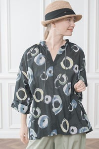 サークルプリントドロストブラウス