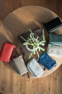 【お届け最短】シュリンク型押しの本革 スマホポーチミニショルダー