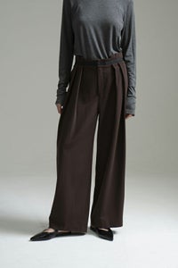 デザインタックストレートパンツ