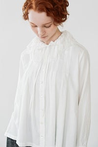 フリンジ衿付タックブラウス