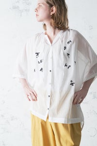 アルファベット刺繍ブラウス